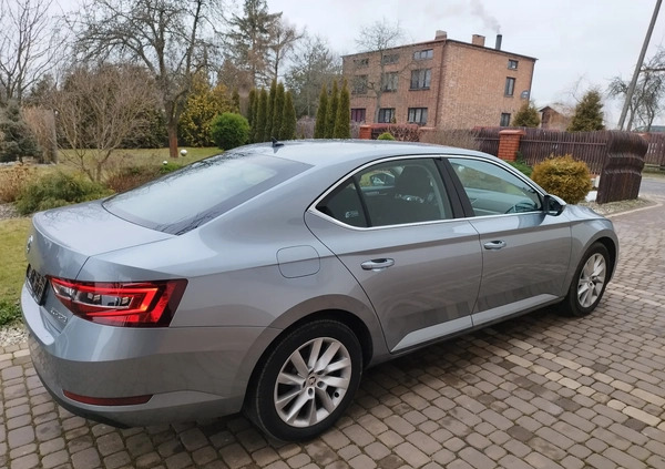 Skoda Superb cena 82500 przebieg: 154745, rok produkcji 2018 z Częstochowa małe 301